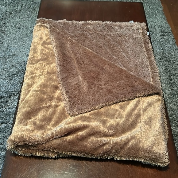 Other - Luxurious soft faux fur feel brown throw blanket from Thro by Mario Lorenz